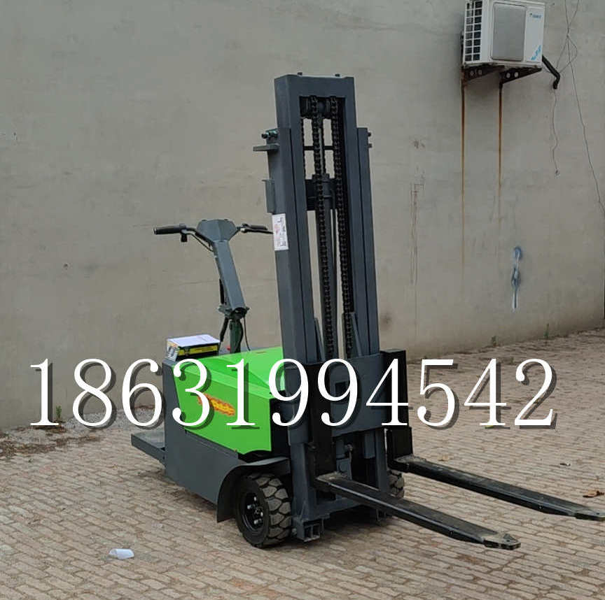 富裕县优程全电动叉车插腿式堆高车液压装卸车1.5吨升高小型站驾式铲车